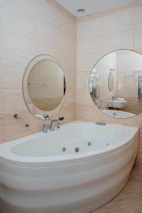 Hotel Resident Nowa Sarzyna Ngoại thất bức ảnh
