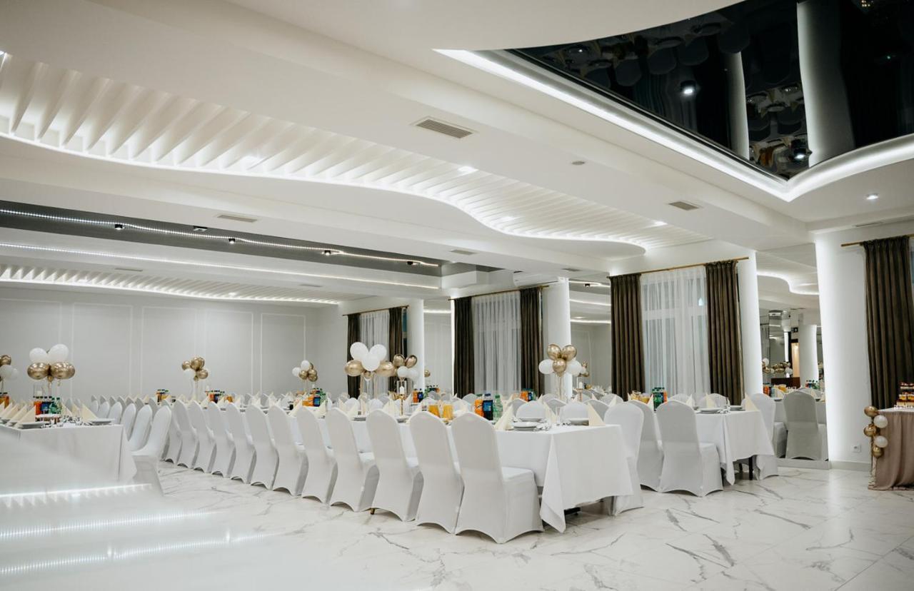 Hotel Resident Nowa Sarzyna Ngoại thất bức ảnh